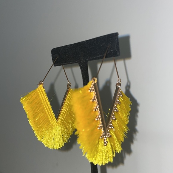 💛 Yellow V-Shaped Gold Hoop Earrings - Picture 2 of 3